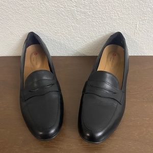 Pre-Owned UNSTRUCTURED BY CLARKS BLACK LOAFER 7.5M
